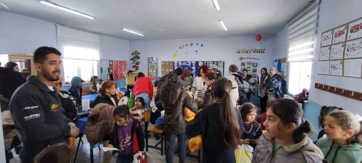 Kış şartlarında 2 bin 700 rakımlı k&ouml;yde minik y&uuml;rekleri ısıttılar