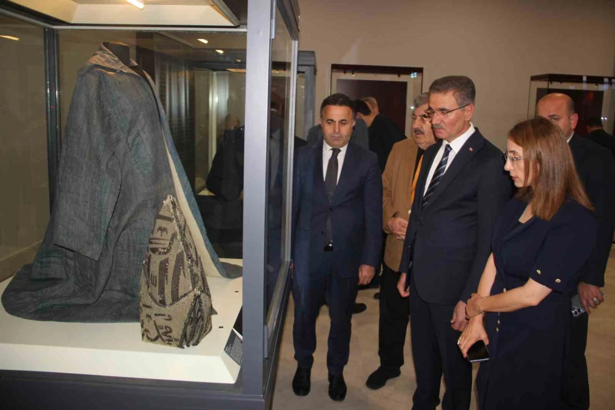 Mevlana&rsquo;nın hırkası ve Şems-i Tebrizi&rsquo;nin serpuşu Erzurum&rsquo;da sergileniyor