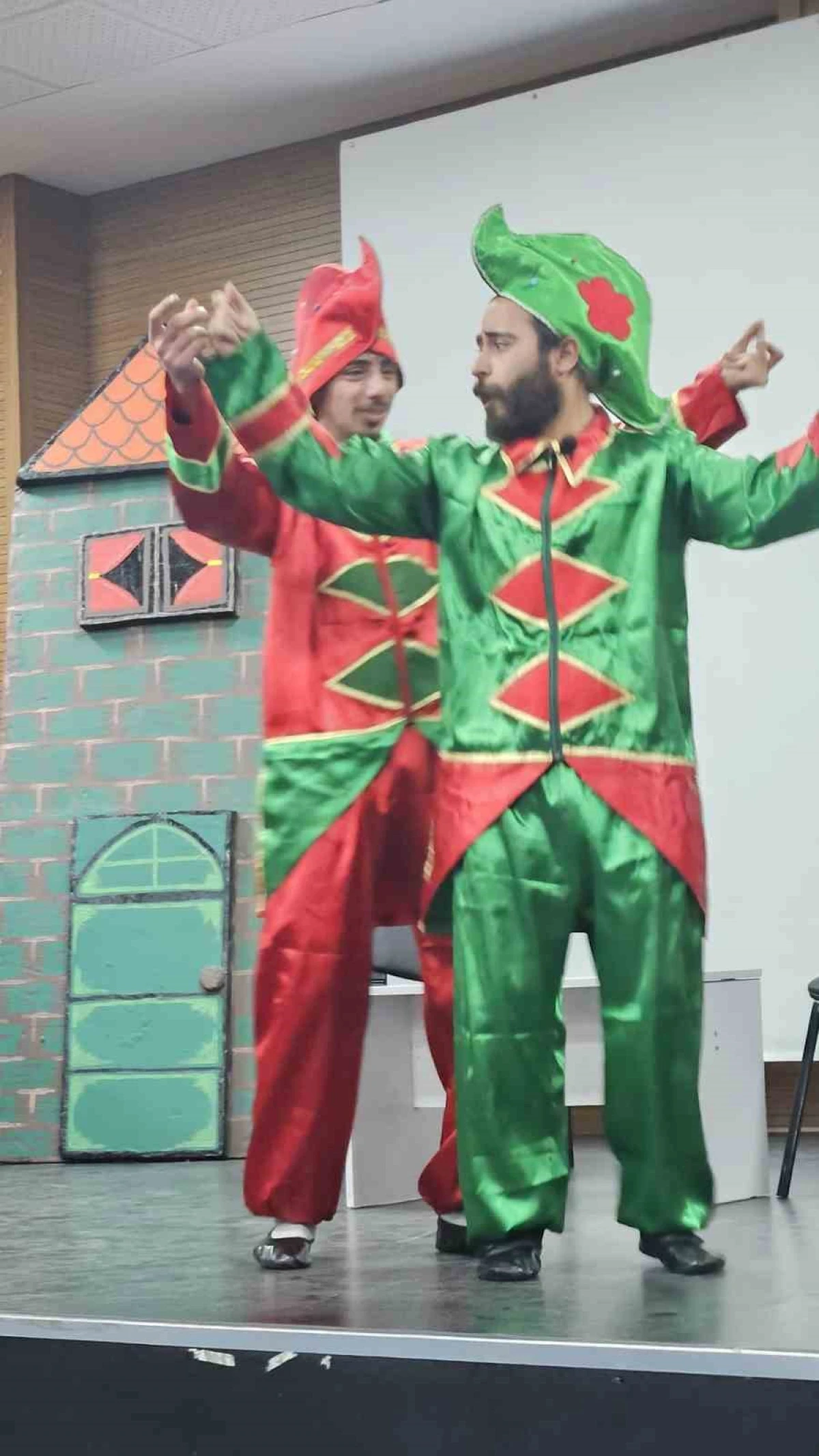 Milli teknoloji hamlesi "Karag&ouml;z ve Hacivat" ile tiyatro sahnesinde &ccedil;ocuklarla buluştu