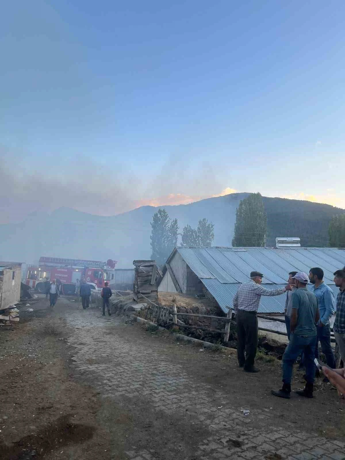 Narman’da korkutan yangın: 3 evin çatısı kül oldu