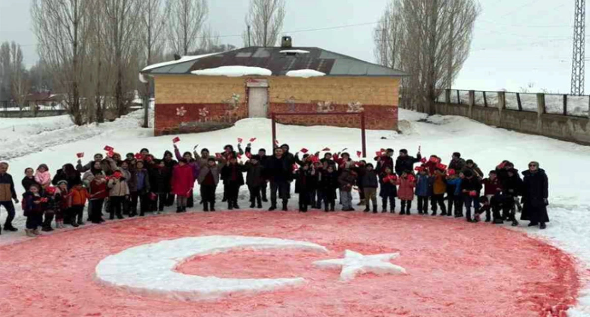 &Ouml;ğrenciler kardan T&uuml;rk bayrağı yaptı