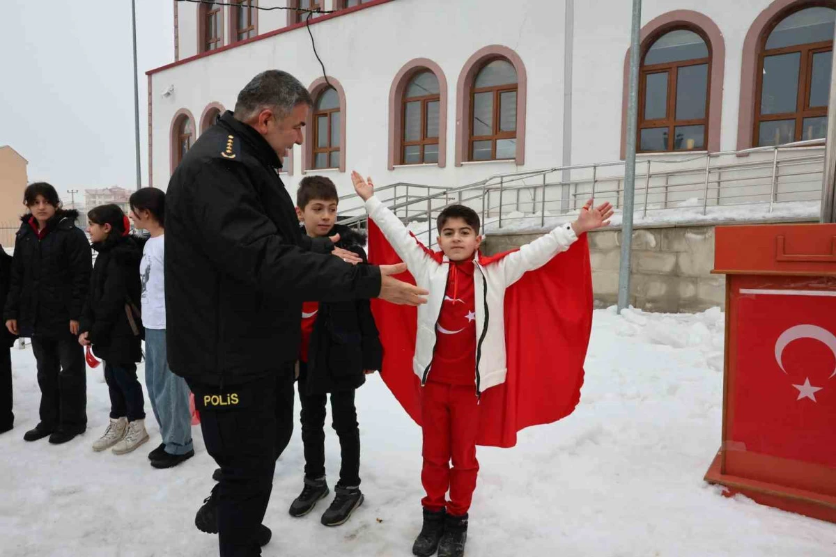 Okullarda bayrak coşkusu
