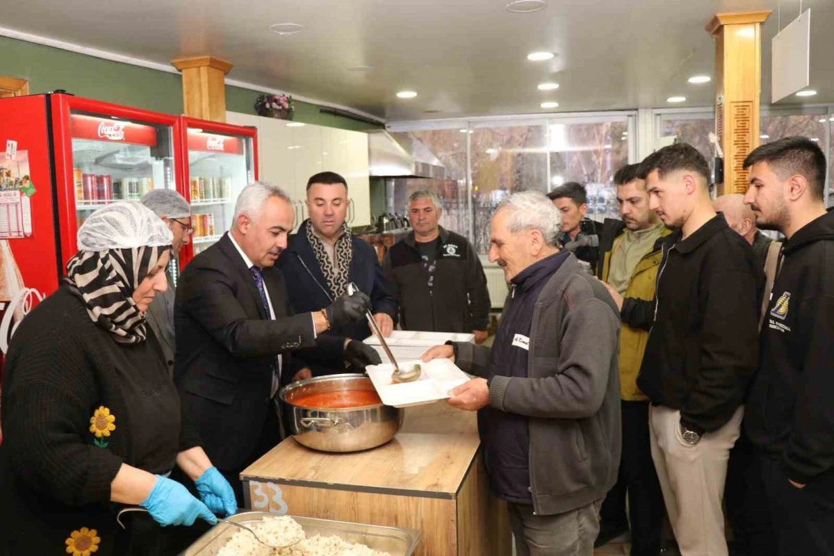Oltu Belediyesi g&uuml;nl&uuml;k 500 kişiye iftar yemeği veriyor