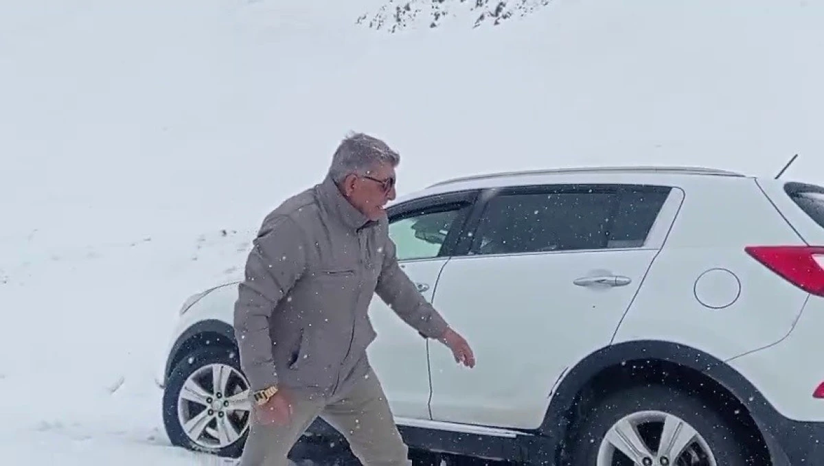 Paland&ouml;ken ge&ccedil;idinde kar ve tipi etkili oluyor