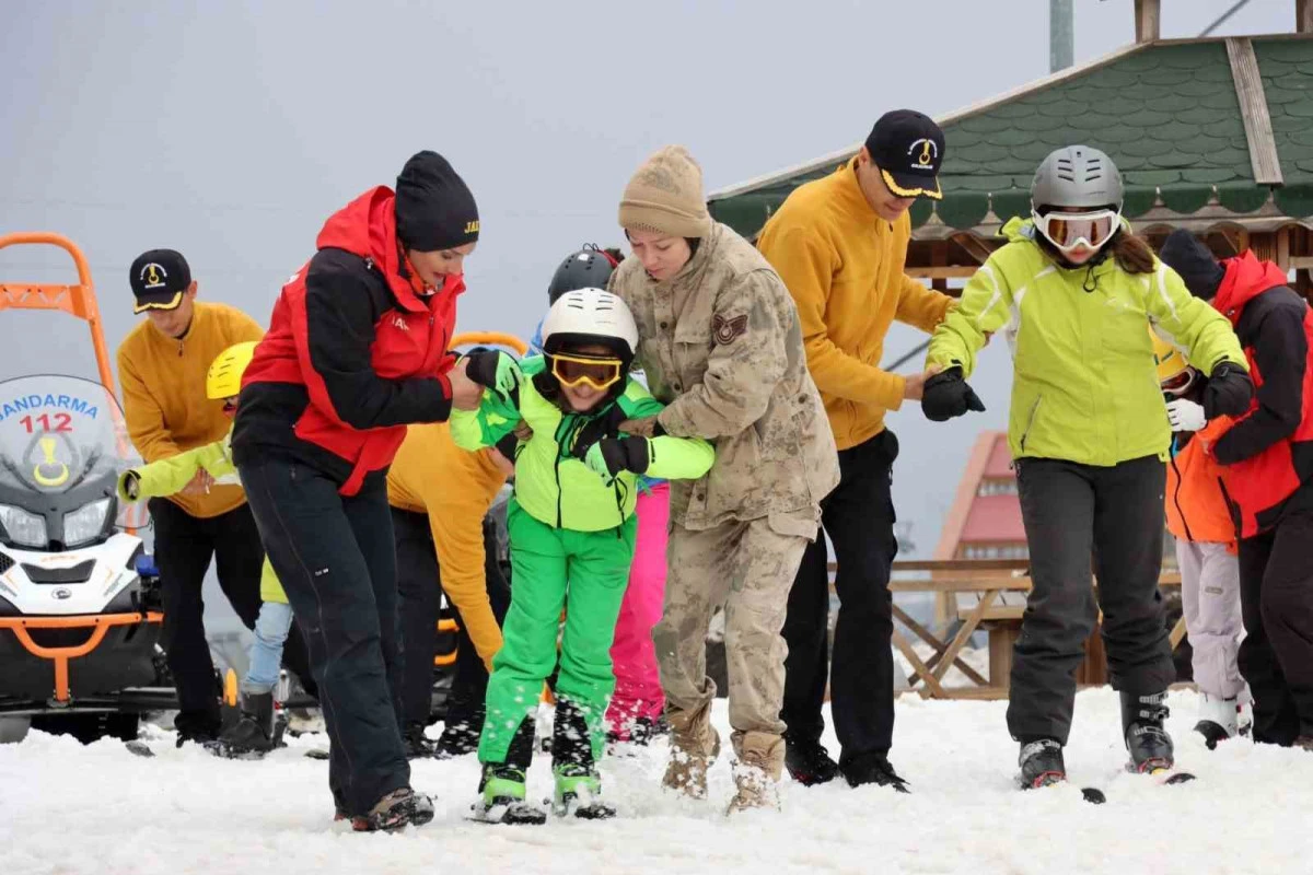 Paland&ouml;ken&rsquo;de sevgiye uzanan jandarma eli