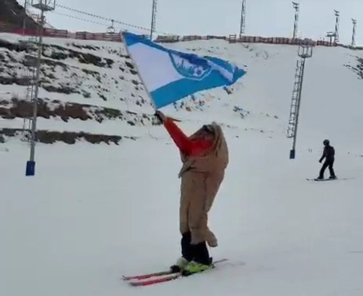 Paland&ouml;ken&rsquo;in zirvesinden ehram ve Erzurumspor bayrağı ile kaydı
