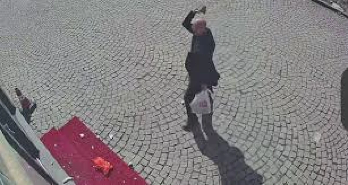 Parke taşıyla eczanenin camını kırdı, ay&ccedil;i&ccedil;eği yağıyla kundaklamak istedi