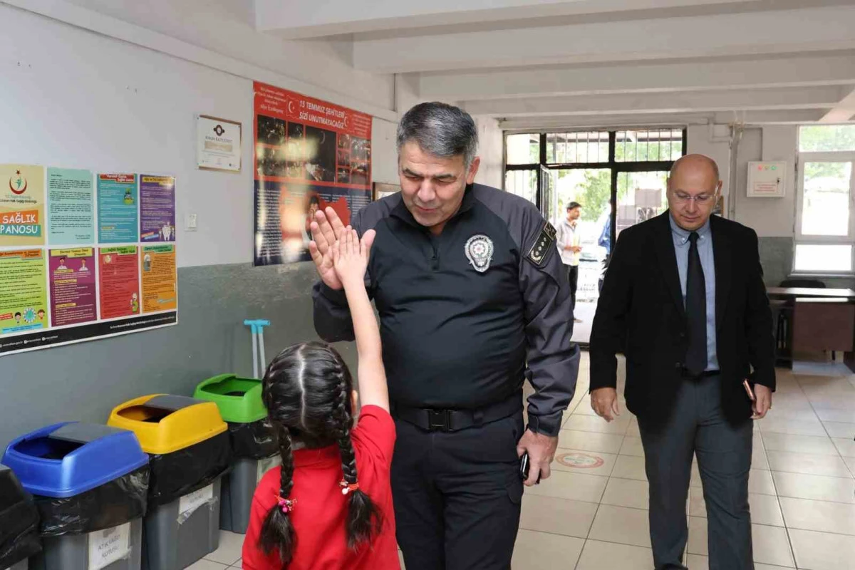 Polis &ouml;ğrencilerle buluştu