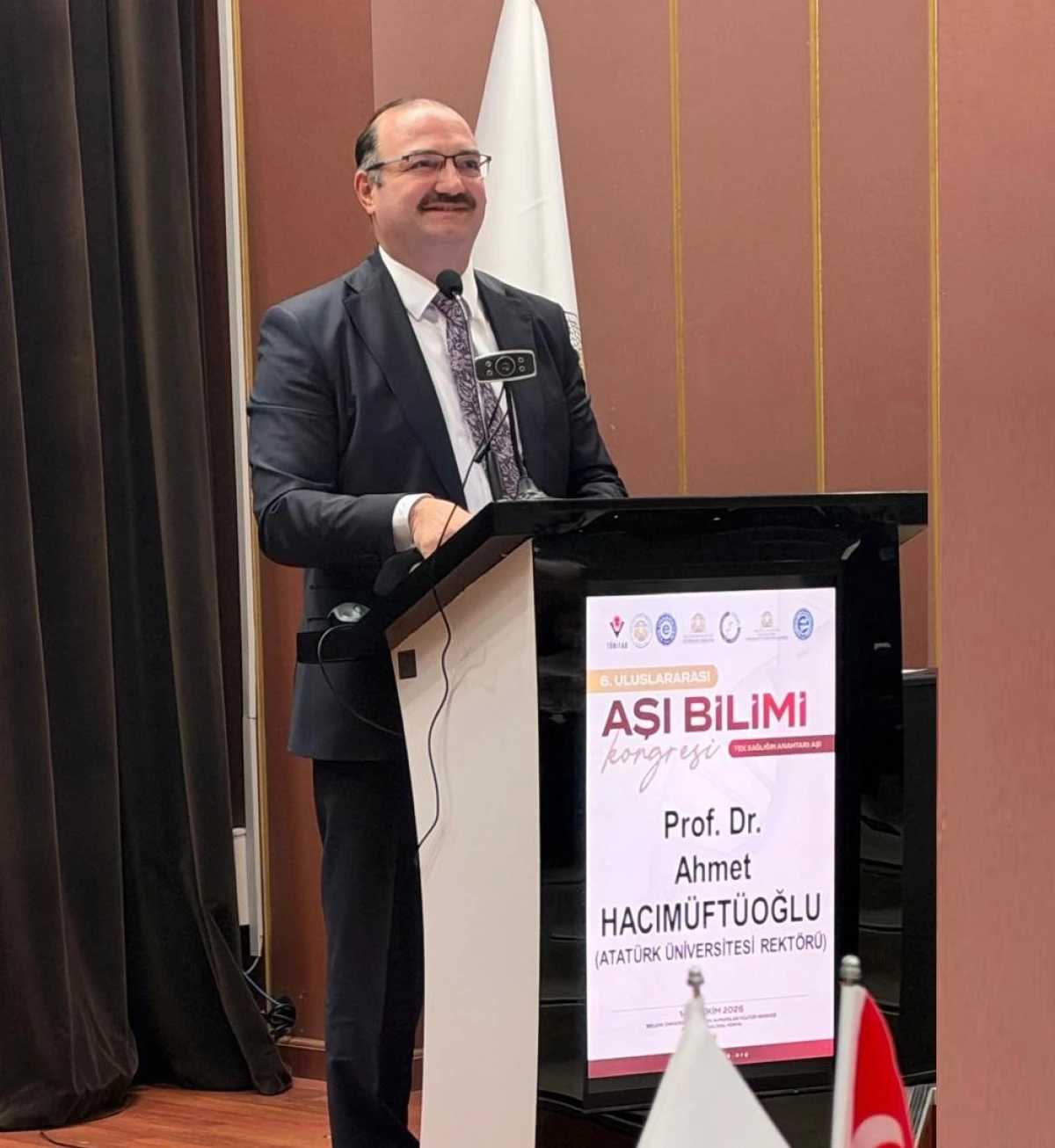 Rekt&ouml;r Hacım&uuml;ft&uuml;oğlu, 6. uluslararası aşı bilimi kongresine katıldı