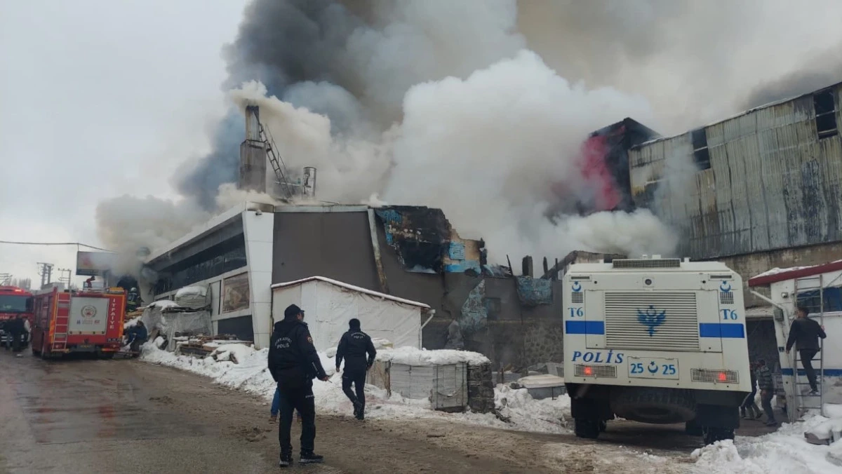 Sanayi sitesinde b&uuml;y&uuml;k yangın: 5 kişi hastaneye kaldırıldı