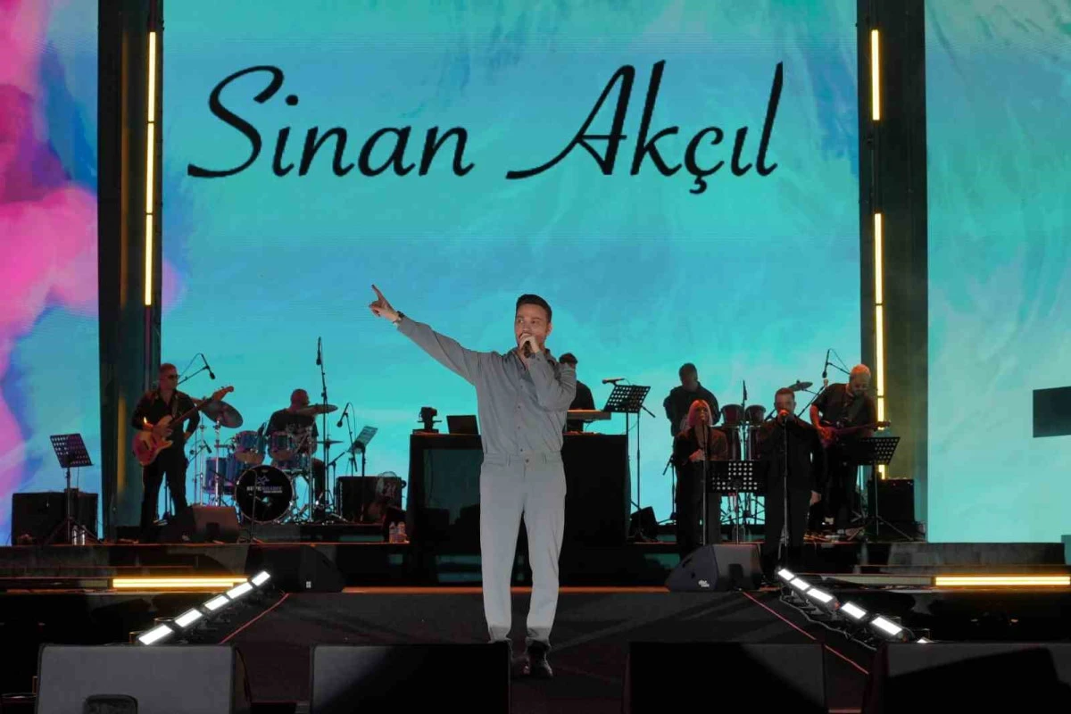 Sinan Ak&ccedil;ıl&rsquo;dan Erzurum&rsquo;da unutulmaz konser