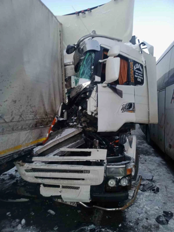 Tamir ettiği ara&ccedil; i&ccedil;erisinde sıkışan usta &ouml;ld&uuml;