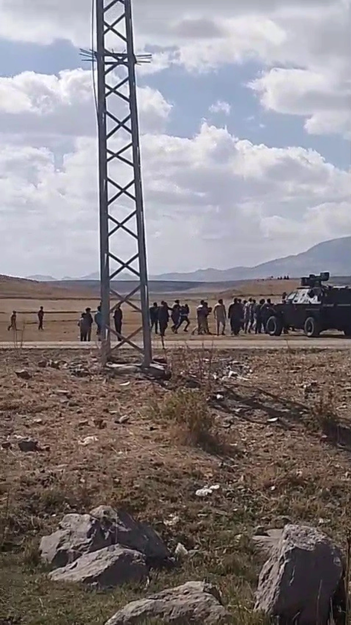 Tekman’da cenaze sırasında iki aile birbirine girdi