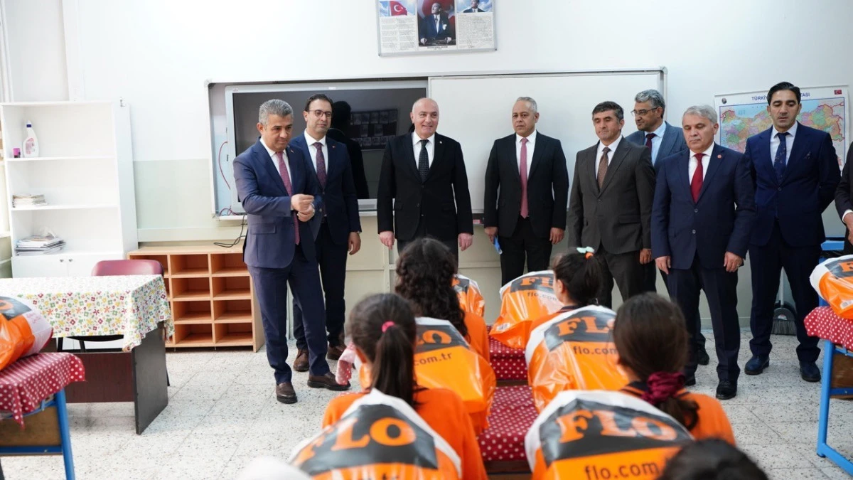 TOBB ve ETSO&rsquo;dan sosyal sorumluluk kapsamında 250 &ouml;ğrenciye bot ve mont desteği