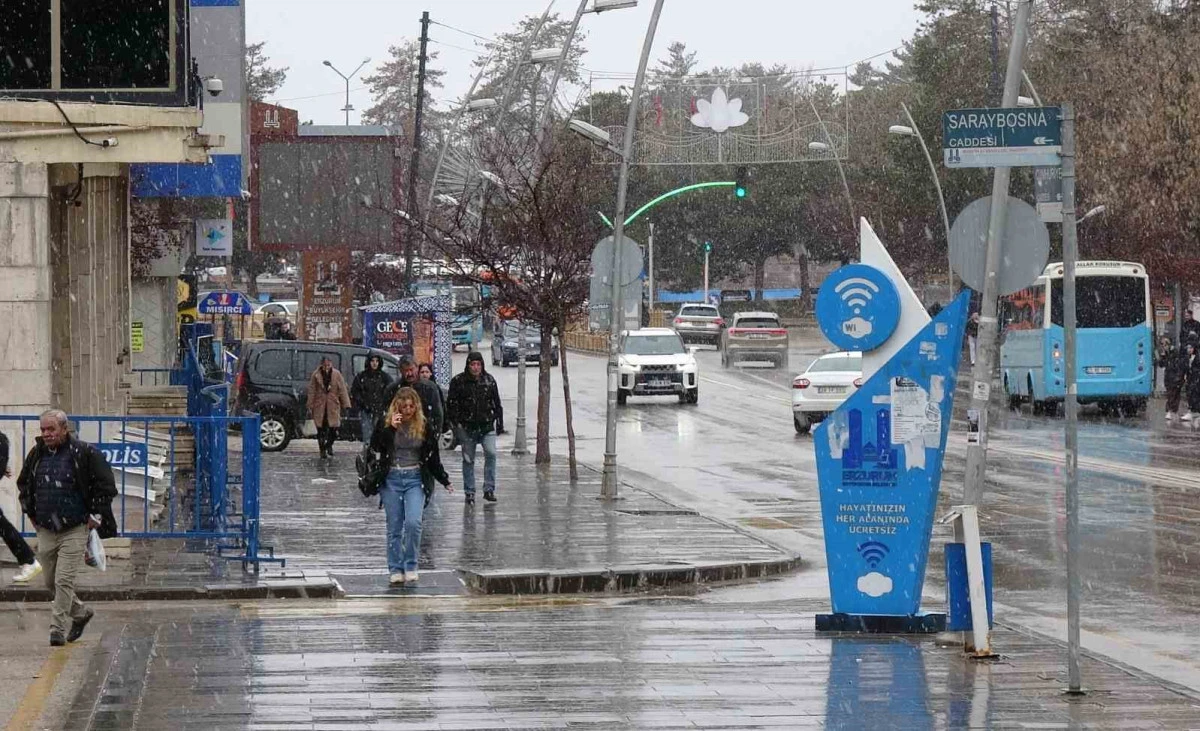 T&uuml;rkiye baharı yaşarken, Erzurum g&uuml;ne lapa lapa karla uyandı
