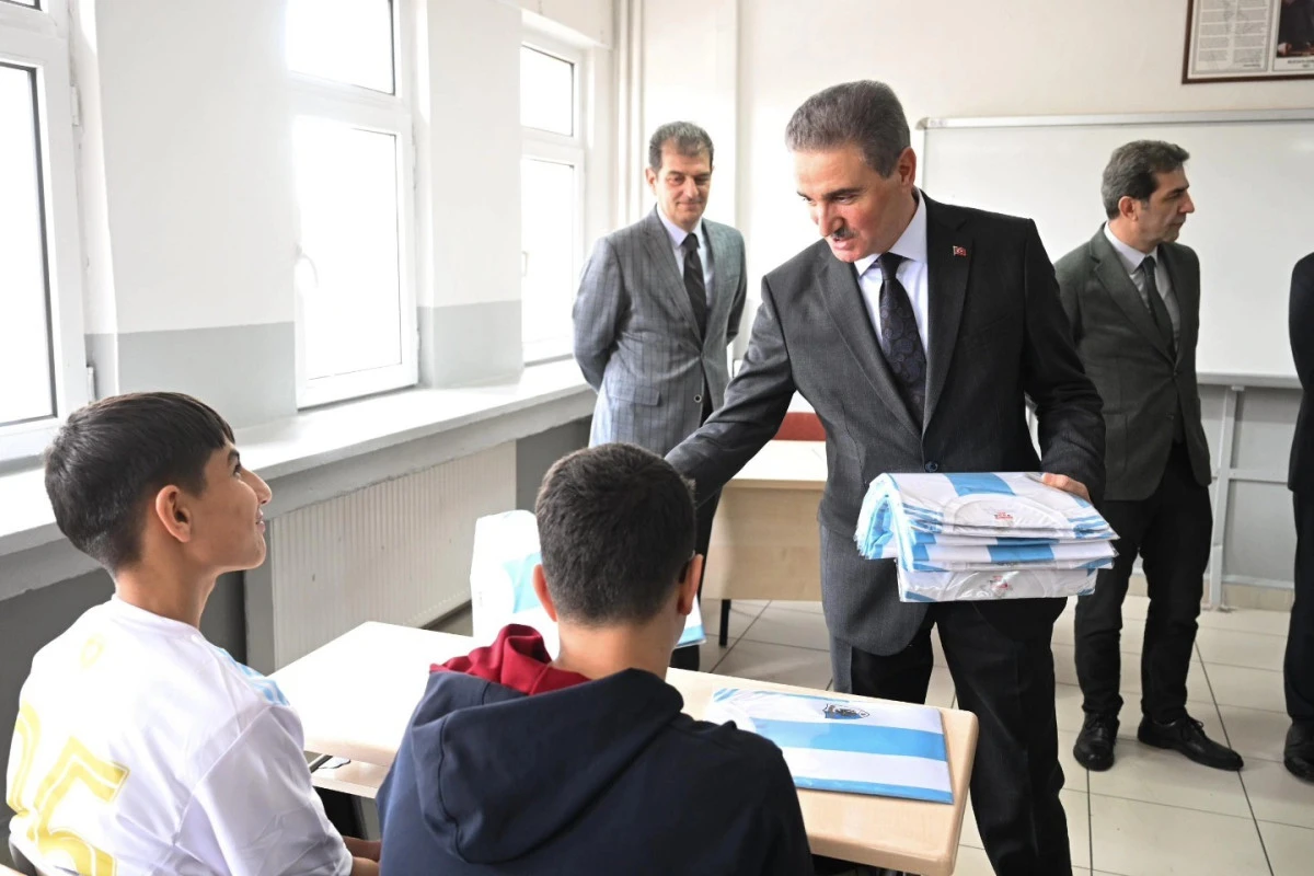 Vali Baruş, lise &ouml;ğrencileriyle buluştu