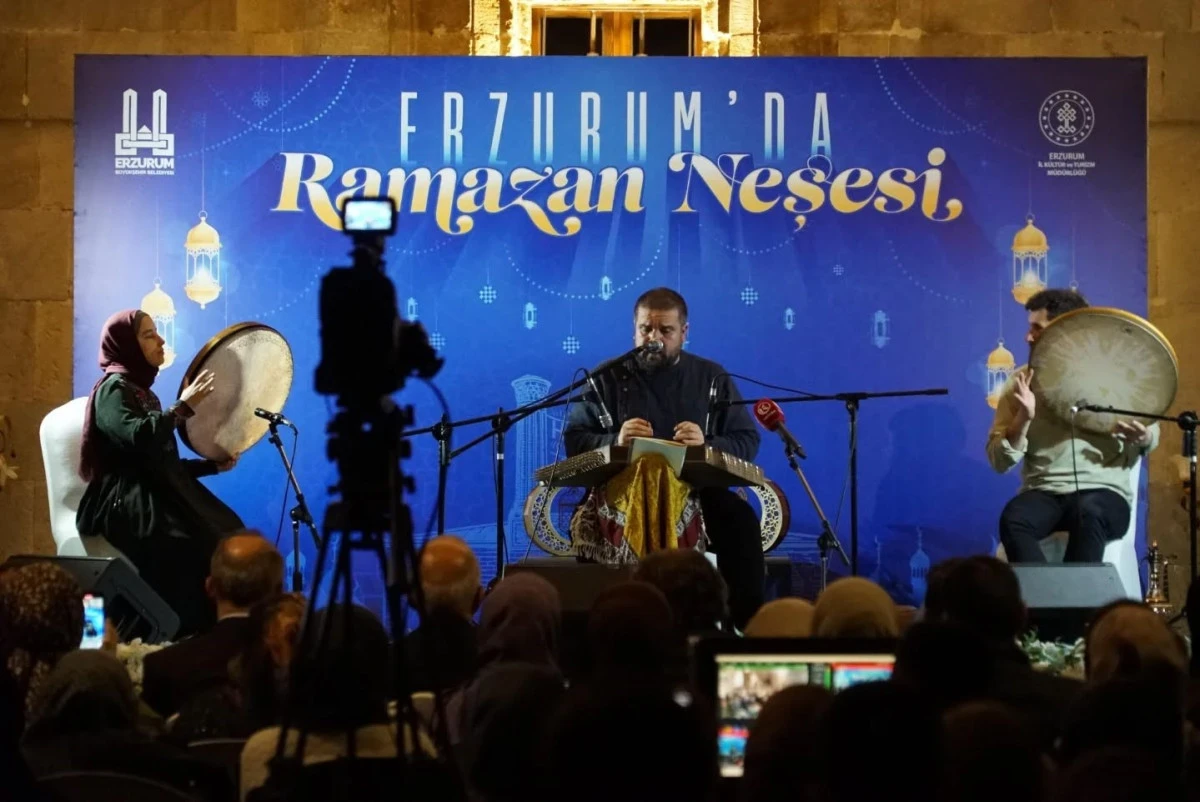 Yakutiye Medresesi&rsquo;nde santurun zarif nağmeleri yankılandı