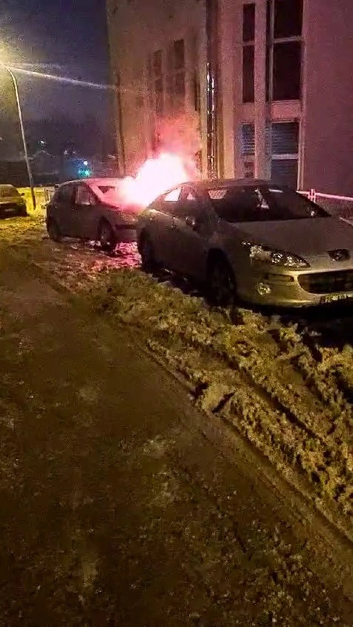 Yakutiye&rsquo;de park halindeki ara&ccedil; alev alev yandı