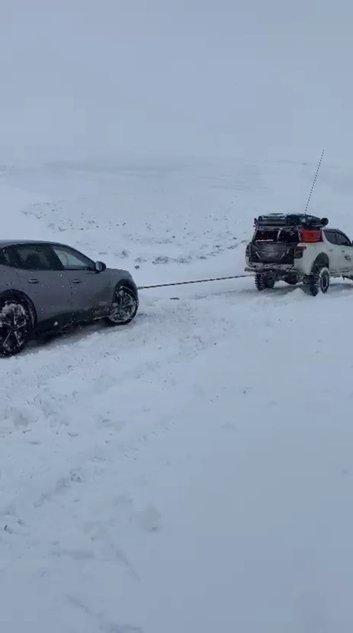 Yolda mahsur kalan s&uuml;r&uuml;c&uuml;n&uuml;n yardımına Off-Road ekibi yetişti
